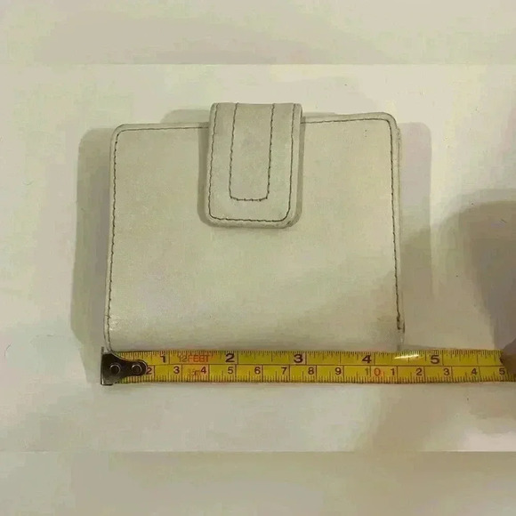 Fossil Women’s 
Logan Mini Multifunction Leather White‎ Wallet - Picture 12 of 12